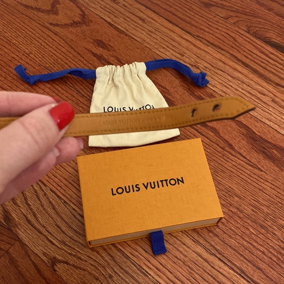 Louis Vuitton ESSENTIAL V BRACELET - Picture 6 of 7